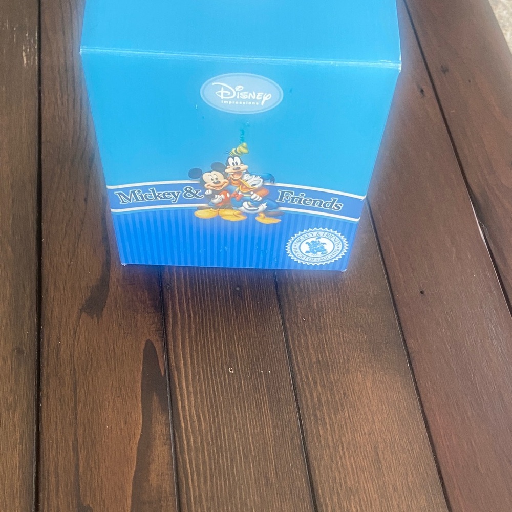 Disney MICKEY AND FRIENDS Vintage "Big Shot" Playing Soccer Enesco Figurine